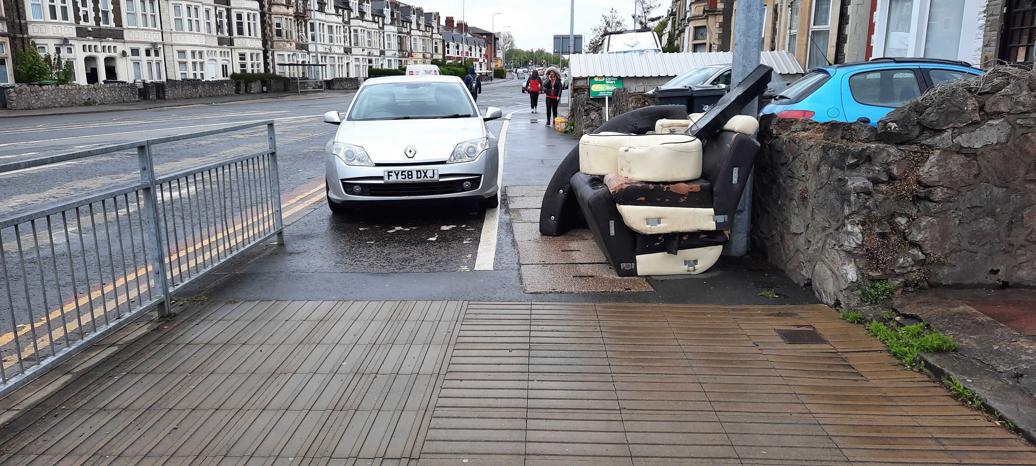 picture of rubbish left on pavement